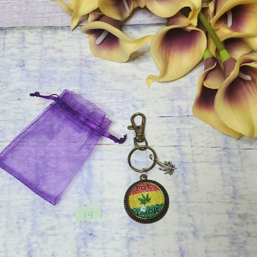 Handmade Leaf Keychain - Picture 1 of 4